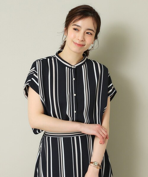 ITS'DEMO(イッツデモ)の「【UVケア/吸水速乾/洗濯機OK/冷感】麻調合繊タックブラウス<ラク服シリーズ>(シャツ/ブラウス・レディース・ネイビー系2/ホワイト系5/サックスブルー/ナチュラル/ブルー・00)」の5枚目の写真