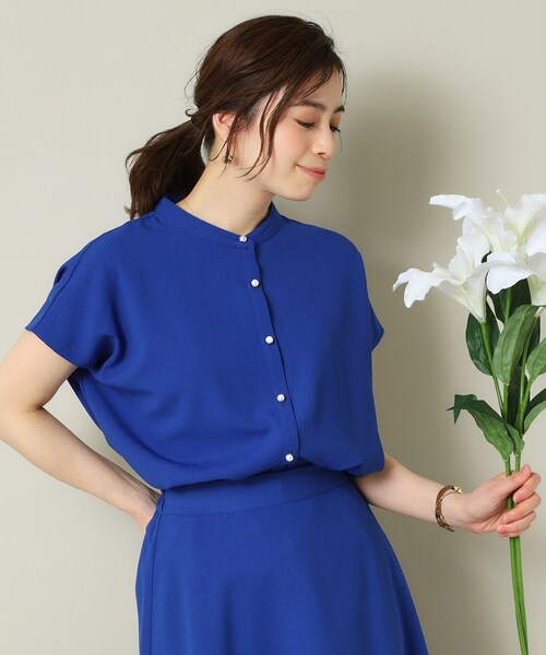 ITS'DEMO(イッツデモ)の「【UVケア/吸水速乾/洗濯機OK/冷感】麻調合繊タックブラウス<ラク服シリーズ>(シャツ/ブラウス・レディース・ネイビー系2/ホワイト系5/サックスブルー/ナチュラル/ブルー・00)」の4枚目の写真