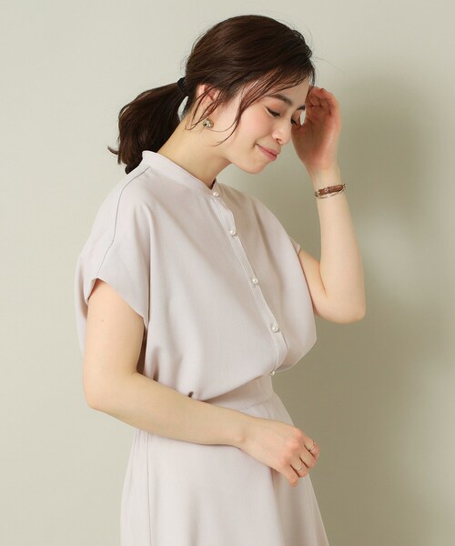 ITS'DEMO(イッツデモ)の「【UVケア/吸水速乾/洗濯機OK/冷感】麻調合繊タックブラウス<ラク服シリーズ>(シャツ/ブラウス・レディース・ネイビー系2/ホワイト系5/サックスブルー/ナチュラル/ブルー・00)」の9枚目の写真