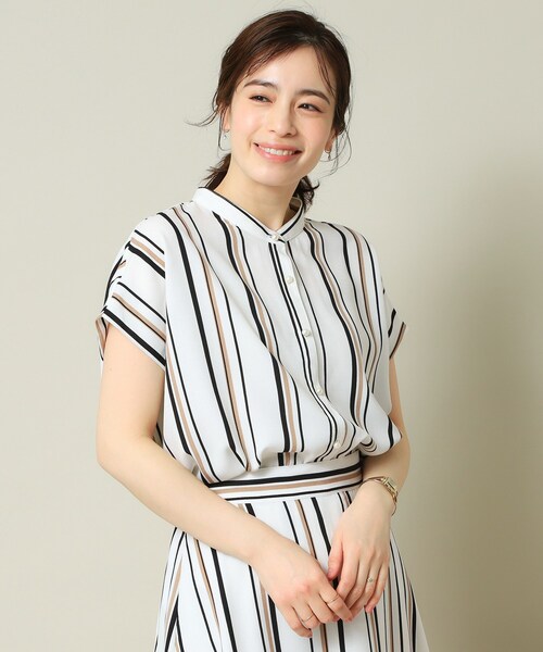 ITS'DEMO(イッツデモ)の「【UVケア/吸水速乾/洗濯機OK/冷感】麻調合繊タックブラウス<ラク服シリーズ>(シャツ/ブラウス・レディース・ネイビー系2/ホワイト系5/サックスブルー/ナチュラル/ブルー・00)」の20枚目の写真