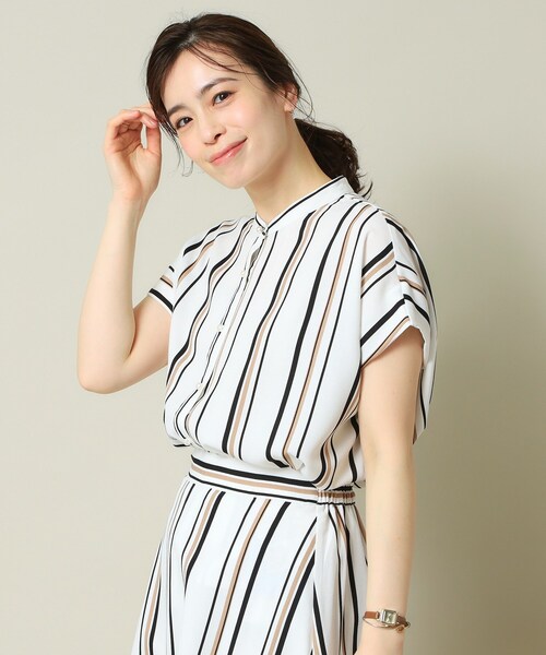 ITS'DEMO(イッツデモ)の「【UVケア/吸水速乾/洗濯機OK/冷感】麻調合繊タックブラウス<ラク服シリーズ>(シャツ/ブラウス・レディース・ネイビー系2/ホワイト系5/サックスブルー/ナチュラル/ブルー・00)」の21枚目の写真