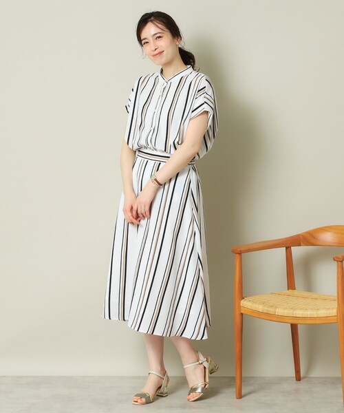 ITS'DEMO(イッツデモ)の「【UVケア/吸水速乾/洗濯機OK/冷感】麻調合繊タックブラウス<ラク服シリーズ>(シャツ/ブラウス・レディース・ネイビー系2/ホワイト系5/サックスブルー/ナチュラル/ブルー・00)」の22枚目の写真