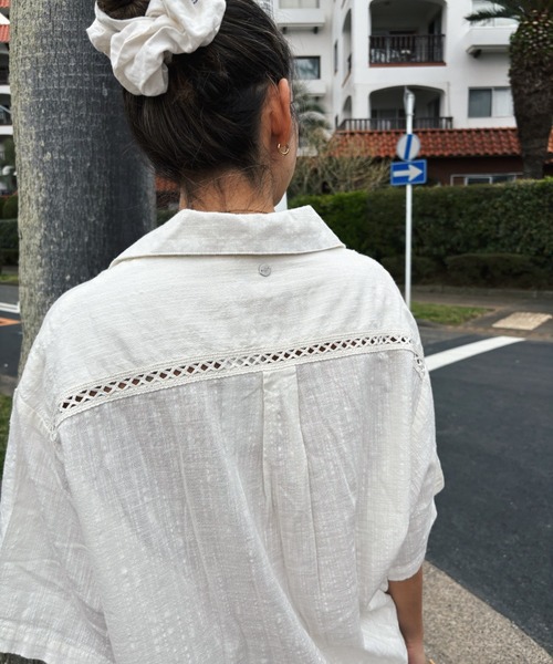 ROXY（ロキシー）の「BISOUS FANCY SHIRT／ロキシーリネンクロシェ半袖シャツ（シャツ/ブラウス・レディース・ホワイト・X-SMALL/MEDIUM/SMALL）」の4枚目の写真