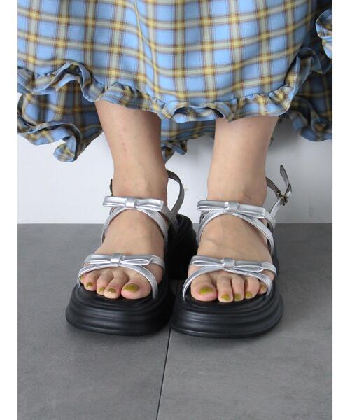 ehka sopo（エヘカソポ）の「ナローリボンサンダル（サンダル・レディース・オフホワイト/シルバー/ブラック・M/L）」の17枚目の写真