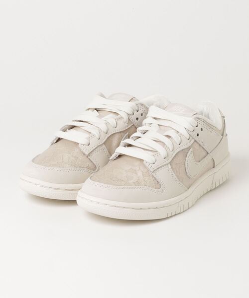 NIKE(ナイキ)の「WMNS DUNK LOW(スニーカー・レディース・ベージュ・24.0cm/24.5cm/23.5cm/23.0cm/25.0cm)」の1枚目の写真