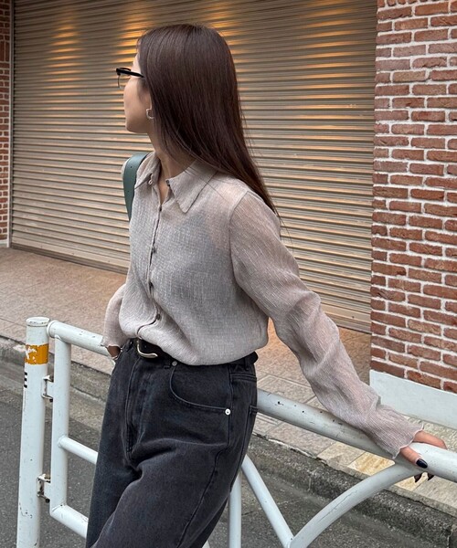 fredy emue（フレディエミュ）の「シアープリーツシャツ（シャツ/ブラウス・レディース・オフホワイト/グレイッシュベージュ/ブラック・38）」の3枚目の写真