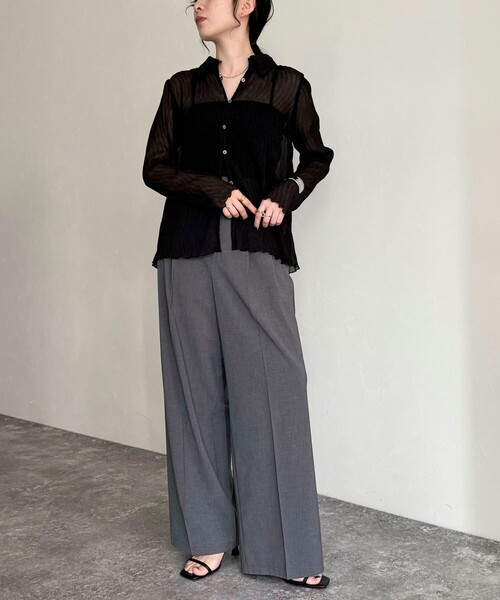 fredy emue（フレディエミュ）の「シアープリーツシャツ（シャツ/ブラウス・レディース・オフホワイト/グレイッシュベージュ/ブラック・38）」の15枚目の写真