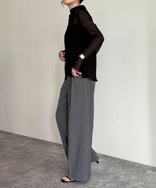 fredy emue（フレディエミュ）の「シアープリーツシャツ（シャツ/ブラウス・レディース・オフホワイト/グレイッシュベージュ/ブラック・38）」の16枚目の写真