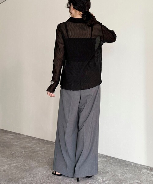 fredy emue（フレディエミュ）の「シアープリーツシャツ（シャツ/ブラウス・レディース・オフホワイト/グレイッシュベージュ/ブラック・38）」の17枚目の写真