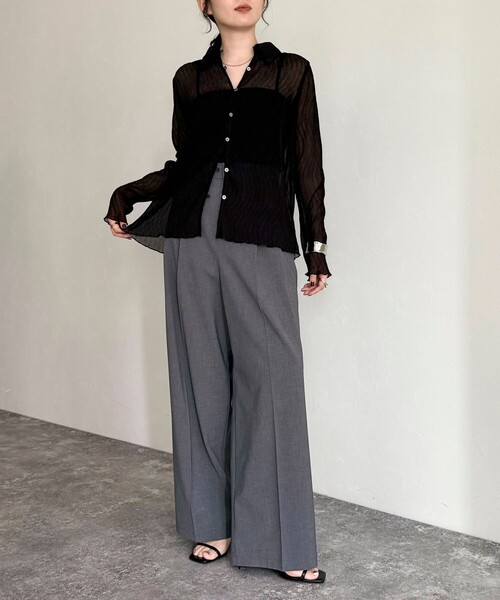 fredy emue（フレディエミュ）の「シアープリーツシャツ（シャツ/ブラウス・レディース・オフホワイト/グレイッシュベージュ/ブラック・38）」の18枚目の写真