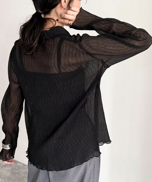 fredy emue（フレディエミュ）の「シアープリーツシャツ（シャツ/ブラウス・レディース・オフホワイト/グレイッシュベージュ/ブラック・38）」の21枚目の写真