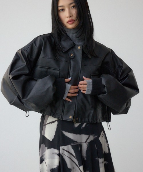 AZUL by moussy(アズールバイマウジー)の「フェイクレザーショートブルゾン(ブルゾン・レディース・ダークブラウン/ブラック・FREE)」の2枚目の写真