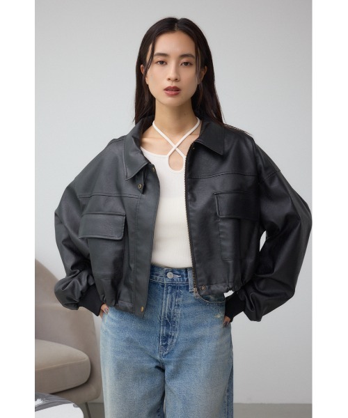 AZUL by moussy(アズールバイマウジー)の「フェイクレザーショートブルゾン(ブルゾン・レディース・ダークブラウン/ブラック・FREE)」の4枚目の写真