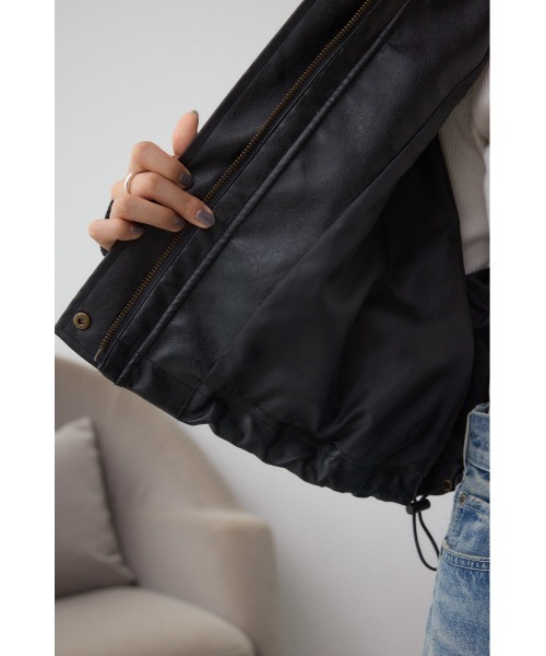 AZUL by moussy(アズールバイマウジー)の「フェイクレザーショートブルゾン(ブルゾン・レディース・ダークブラウン/ブラック・FREE)」の15枚目の写真