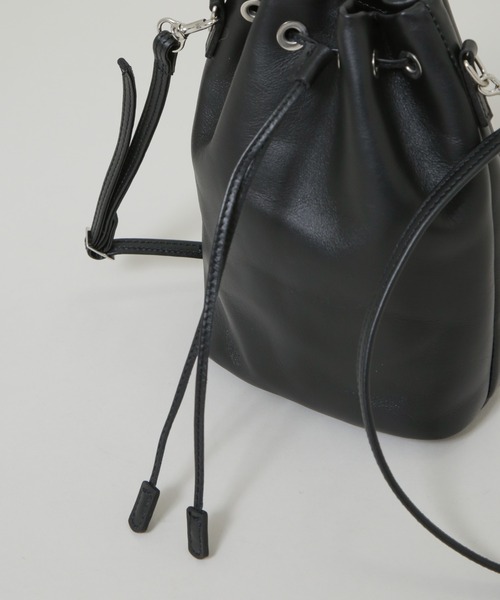 NANO universe（ナノユニバース）の「ITTI/別注 DRAWSTRING POUCH（ショルダーバッグ・メンズ・ブラック・FREE）」の4枚目の写真