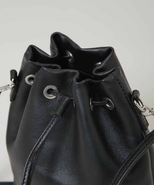 NANO universe（ナノユニバース）の「ITTI/別注 DRAWSTRING POUCH（ショルダーバッグ・メンズ・ブラック・FREE）」の5枚目の写真