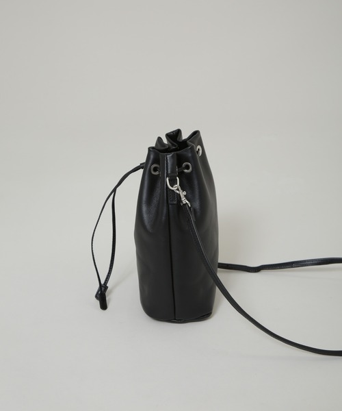 NANO universe（ナノユニバース）の「ITTI/別注 DRAWSTRING POUCH（ショルダーバッグ・メンズ・ブラック・FREE）」の3枚目の写真