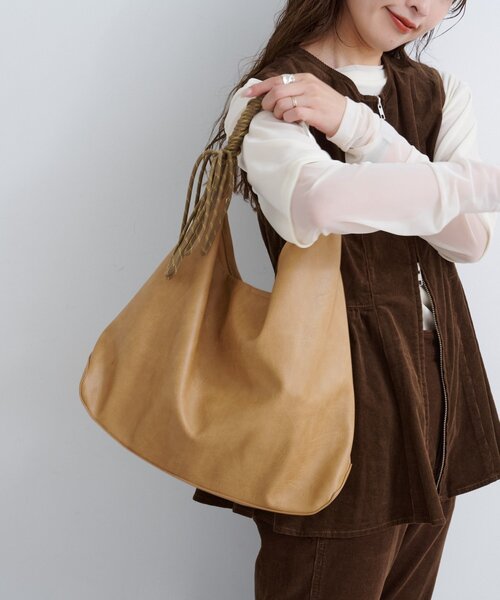 Kastane(カスタネ)の「【A4サイズ/2WAY】B アシメレザーBAG(ショルダーバッグ・レディース・ブラック/ベージュ/ブラウン・FREE)」の3枚目の写真