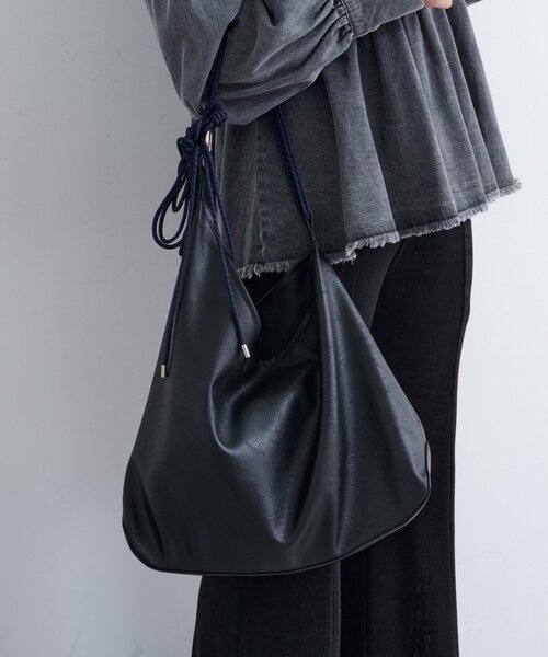 Kastane(カスタネ)の「【A4サイズ/2WAY】B アシメレザーBAG(ショルダーバッグ・レディース・ブラック/ベージュ/ブラウン・FREE)」の2枚目の写真