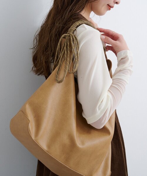 Kastane(カスタネ)の「【A4サイズ/2WAY】B アシメレザーBAG(ショルダーバッグ・レディース・ブラック/ベージュ/ブラウン・FREE)」の4枚目の写真