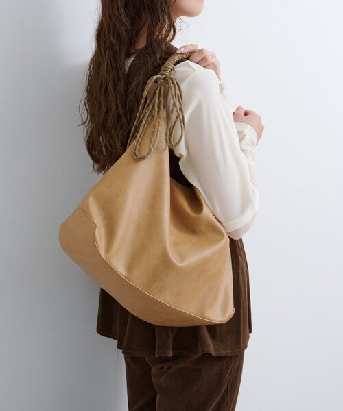 Kastane(カスタネ)の「【A4サイズ/2WAY】B アシメレザーBAG(ショルダーバッグ・レディース・ブラック/ベージュ/ブラウン・FREE)」の5枚目の写真