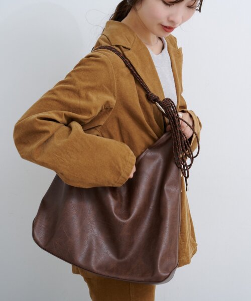 Kastane(カスタネ)の「【A4サイズ/2WAY】B アシメレザーBAG(ショルダーバッグ・レディース・ブラック/ベージュ/ブラウン・FREE)」の7枚目の写真