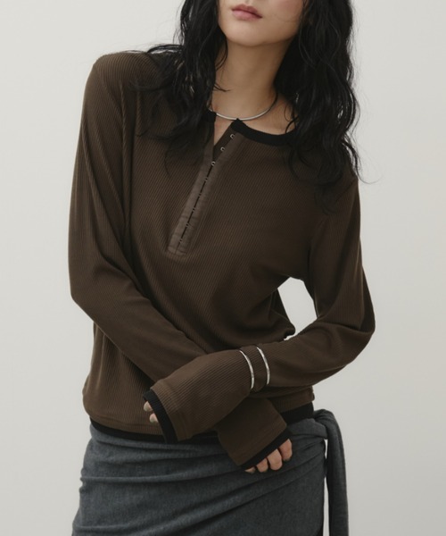 Aunt Marie's(アントマリーズ)の「フロントホックヘンリーネックトップス(Tシャツ/カットソー・レディース・ブラウン/ブラック/ブルー・FREE)」の2枚目の写真