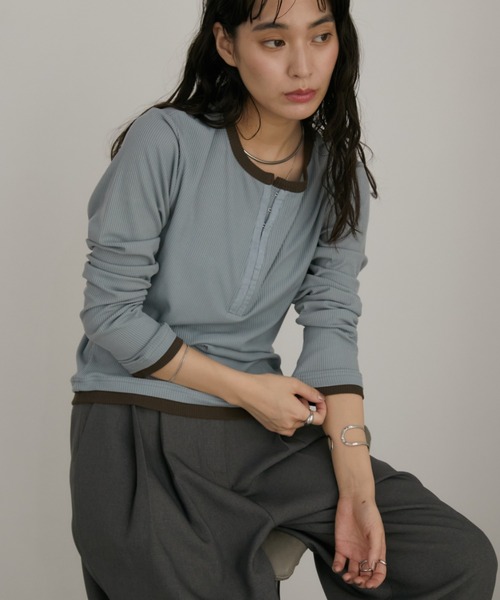 Aunt Marie's(アントマリーズ)の「フロントホックヘンリーネックトップス(Tシャツ/カットソー・レディース・ブラウン/ブラック/ブルー・FREE)」の20枚目の写真