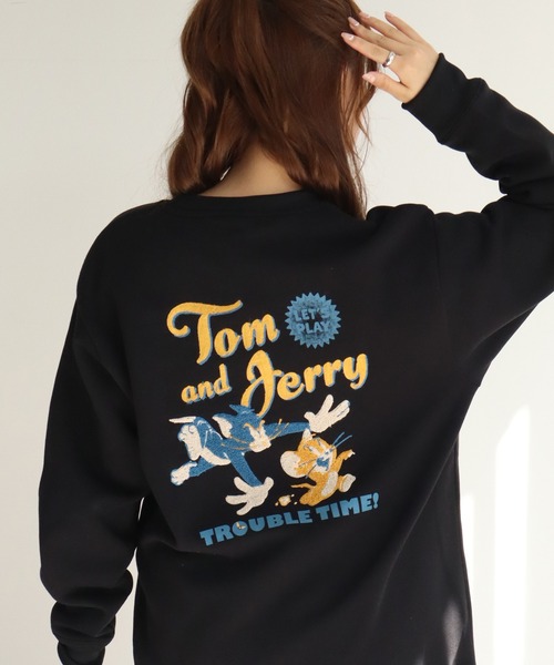 Tom＆Jerry（トムアンドジェリー）の「【Tom & Jerry/トム & ジェリー】アートワークデザイン 裏起毛 サガラワッペン クルーネック ロングスリーブ スウェット トレーナー（スウェット・レディース・ブラック/グレー系その他/サックスブルー/ブラック系その他2/クリーム/杢グレー/ブルー/ブラック系その他/ベージュ系その他3/オートミール/スミクロ/ブラック系/ネイビー/グレー系その他2/ベージュ系その他/ベージュ系その他2/ホワイト/ブラック系1・M/L）」の6枚目の写真