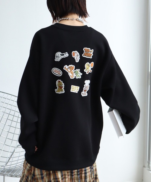 Tom＆Jerry（トムアンドジェリー）の「【Tom & Jerry/トム & ジェリー】アートワークデザイン 裏起毛 サガラワッペン クルーネック ロングスリーブ スウェット トレーナー（スウェット・レディース・ブラック/グレー系その他/サックスブルー/ブラック系その他2/クリーム/杢グレー/ブルー/ブラック系その他/ベージュ系その他3/オートミール/スミクロ/ブラック系/ネイビー/グレー系その他2/ベージュ系その他/ベージュ系その他2/ホワイト/ブラック系1・M/L）」の7枚目の写真