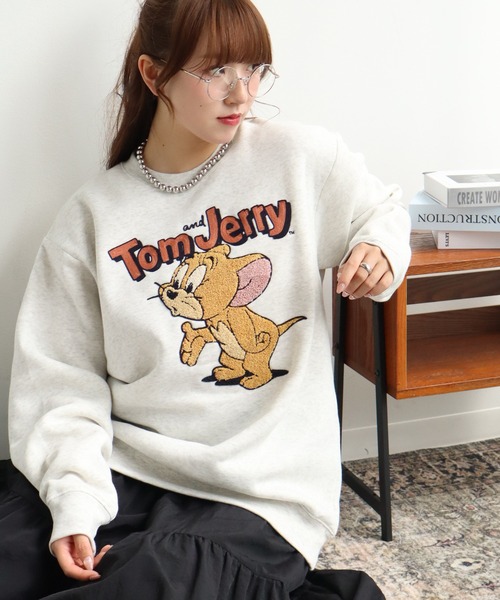 Tom＆Jerry（トムアンドジェリー）の「【Tom & Jerry/トム & ジェリー】アートワークデザイン 裏起毛 サガラワッペン クルーネック ロングスリーブ スウェット トレーナー（スウェット・レディース・ブラック/グレー系その他/サックスブルー/ブラック系その他2/クリーム/杢グレー/ブルー/ブラック系その他/ベージュ系その他3/オートミール/スミクロ/ブラック系/ネイビー/グレー系その他2/ベージュ系その他/ベージュ系その他2/ホワイト/ブラック系1・M/L）」の13枚目の写真