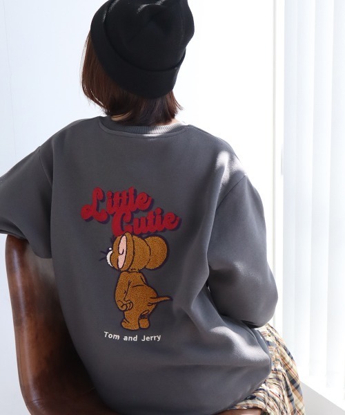 Tom＆Jerry（トムアンドジェリー）の「【Tom & Jerry/トム & ジェリー】アートワークデザイン 裏起毛 サガラワッペン クルーネック ロングスリーブ スウェット トレーナー（スウェット・レディース・ブラック/グレー系その他/サックスブルー/ブラック系その他2/クリーム/杢グレー/ブルー/ブラック系その他/ベージュ系その他3/オートミール/スミクロ/ブラック系/ネイビー/グレー系その他2/ベージュ系その他/ベージュ系その他2/ホワイト/ブラック系1・M/L）」の5枚目の写真