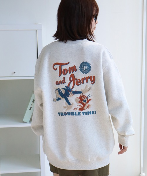 Tom＆Jerry（トムアンドジェリー）の「【Tom & Jerry/トム & ジェリー】アートワークデザイン 裏起毛 サガラワッペン クルーネック ロングスリーブ スウェット トレーナー（スウェット・レディース・ブラック/グレー系その他/サックスブルー/ブラック系その他2/クリーム/杢グレー/ブルー/ブラック系その他/ベージュ系その他3/オートミール/スミクロ/ブラック系/ネイビー/グレー系その他2/ベージュ系その他/ベージュ系その他2/ホワイト/ブラック系1・M/L）」の14枚目の写真