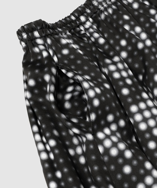 ANREALAGE（アンリアレイジ）の「LED CHECK SKIRT（スカート・レディース・ブラック/レッド・38/36）」の5枚目の写真