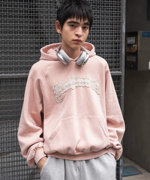 WEGO(ウィゴー)の「WEGO/ショートグラフィックプルパーカー(パーカー・メンズ・ブラック系その他/ピンク/ネイビー・LARGE/MEDIUM)」の3枚目の写真