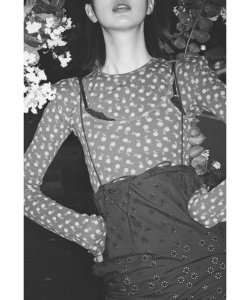 HOLIDAY（ホリデイ）の「SUPER RIB PADDED SHOULDER CREW-NECK L/S TOPS (FLOWER) スーパーリブパディッドショルダークルーネックロングスリーブトップス (フラワー)（Tシャツ/カットソー・レディース・チャコールグレー/ブルー・ONE SIZE）」の10枚目の写真