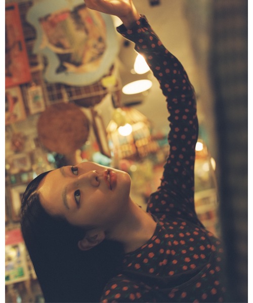 HOLIDAY（ホリデイ）の「SUPER RIB PADDED SHOULDER CREW-NECK L/S TOPS (FLOWER) スーパーリブパディッドショルダークルーネックロングスリーブトップス (フラワー)（Tシャツ/カットソー・レディース・チャコールグレー/ブルー・ONE SIZE）」の11枚目の写真