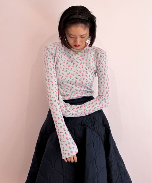 HOLIDAY（ホリデイ）の「SUPER RIB PADDED SHOULDER CREW-NECK L/S TOPS (FLOWER) スーパーリブパディッドショルダークルーネックロングスリーブトップス (フラワー)（Tシャツ/カットソー・レディース・チャコールグレー/ブルー・ONE SIZE）」の12枚目の写真