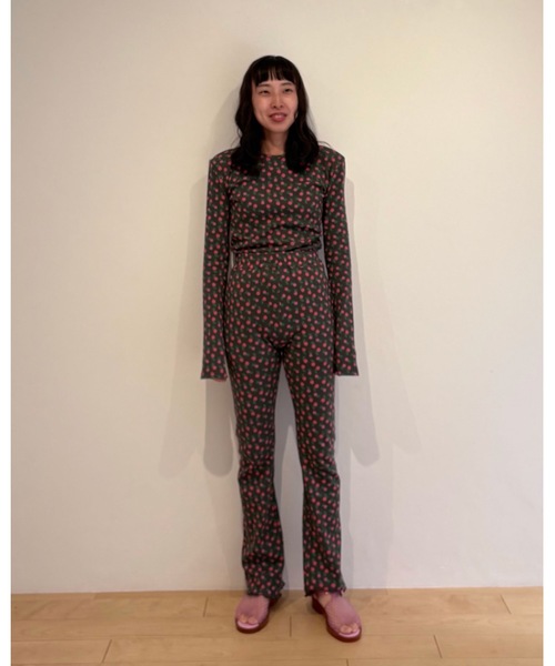 HOLIDAY（ホリデイ）の「SUPER RIB PADDED SHOULDER CREW-NECK L/S TOPS (FLOWER) スーパーリブパディッドショルダークルーネックロングスリーブトップス (フラワー)（Tシャツ/カットソー・レディース・チャコールグレー/ブルー・ONE SIZE）」の16枚目の写真