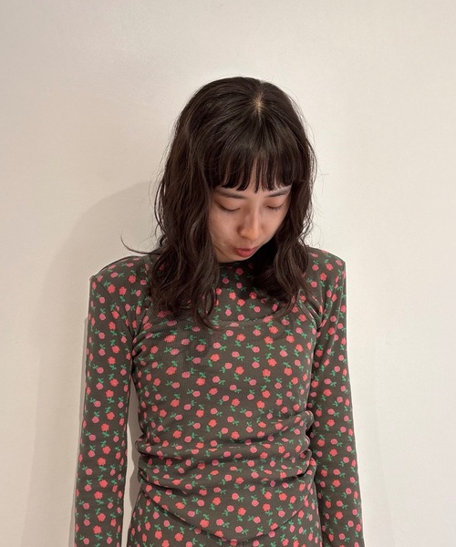 HOLIDAY（ホリデイ）の「SUPER RIB PADDED SHOULDER CREW-NECK L/S TOPS (FLOWER) スーパーリブパディッドショルダークルーネックロングスリーブトップス (フラワー)（Tシャツ/カットソー・レディース・チャコールグレー/ブルー・ONE SIZE）」の17枚目の写真