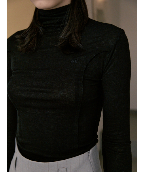 SINOON(シヌーン)の「RAW EDGE TURTLE NECK(BLACK)(Tシャツ/カットソー・レディース・ブラック・FREE)」の4枚目の写真