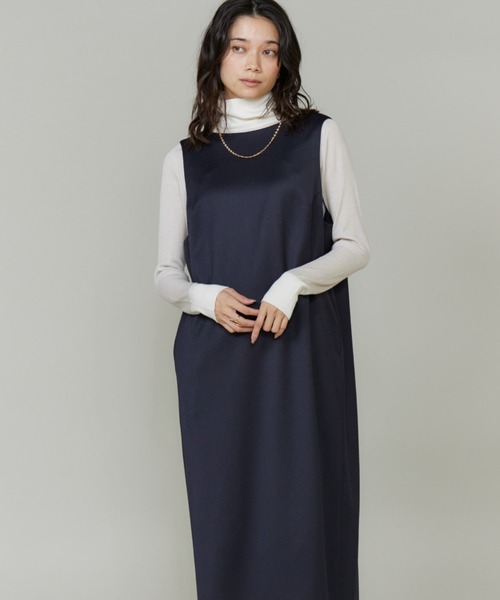INED（イネド）の「TWサテンボートネックワンピース（ワンピース・レディース・ネイビー/キャメル/チャコールグレー・9号/7号）」の2枚目の写真