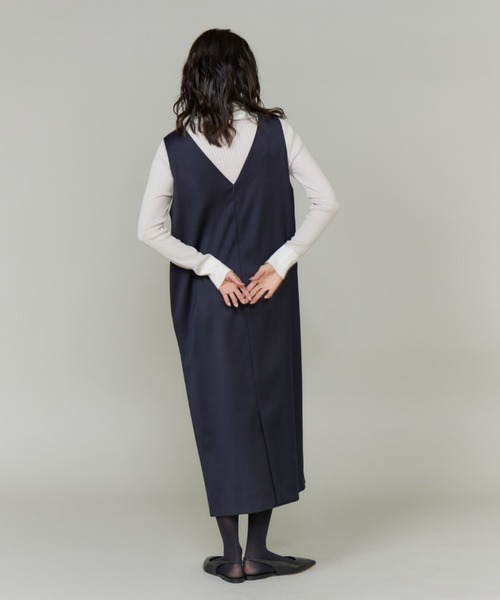 INED（イネド）の「TWサテンボートネックワンピース（ワンピース・レディース・ネイビー/キャメル/チャコールグレー・9号/7号）」の13枚目の写真