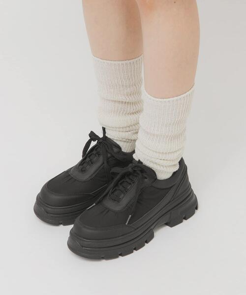 KBF（ケイビーエフ）の「ギャザーデザインスニーカー（スニーカー・レディース・ブラック・36/37/38）」の2枚目の写真