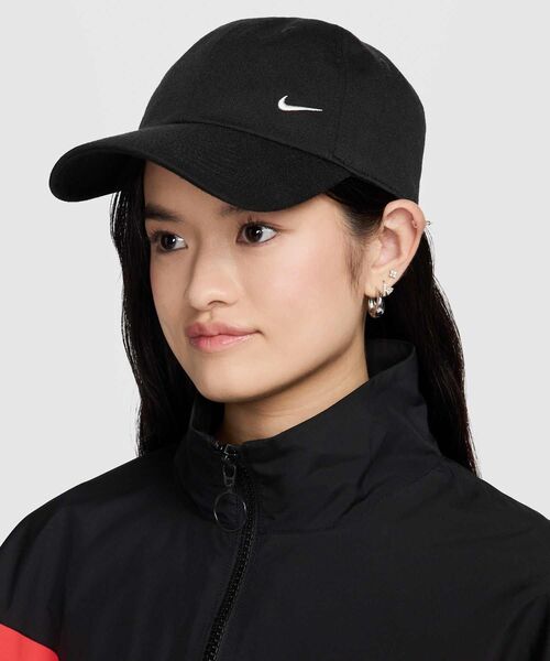 NIKE(ナイキ)の「ナイキ クラブ アンストラクチャード キャップ / Nike Club Unstructured Cap FZ5698-010 Black(キャップ・メンズ・ブラック・M/L/S/M/L/XL)」の2枚目の写真