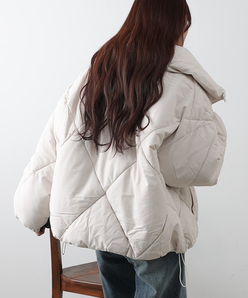 COLONY 2139（コロニートゥーワンスリーナイン）の「ダイヤキルト中綿BIGカラーブルゾン（ブルゾン・レディース・オフホワイト/ブラック・FREE）」の5枚目の写真