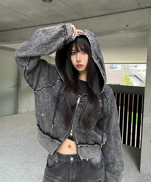 KsG(ケーエスジー)の「クロップドスタッズダメージフーディー(パーカー・レディース・グレー・MEDIUM/SMALL)」の3枚目の写真