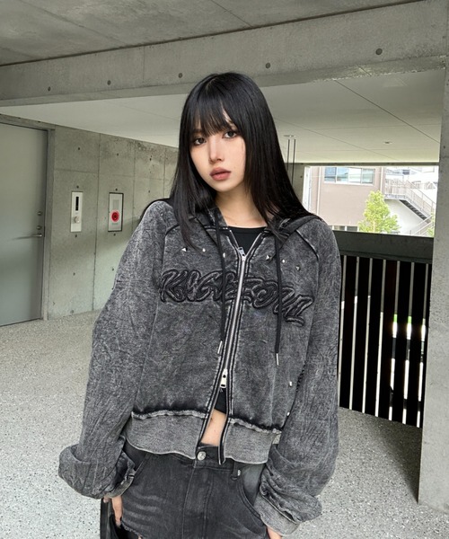 KsG(ケーエスジー)の「クロップドスタッズダメージフーディー(パーカー・レディース・グレー・MEDIUM/SMALL)」の2枚目の写真