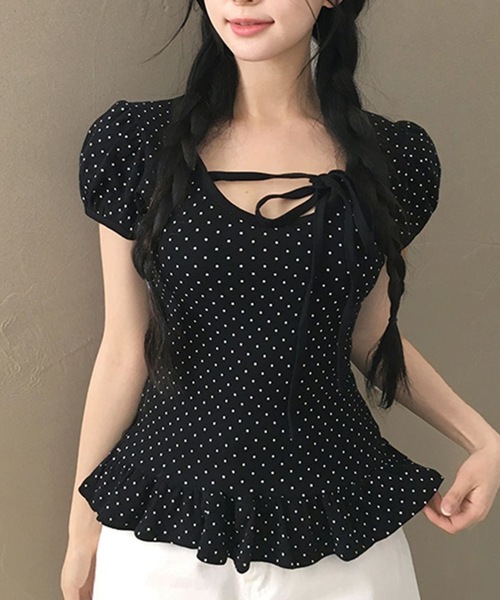 SHEPP(シープ)の「【半袖】フロントオープン風ドット柄ペプラムフリルカットソー(Tシャツ/カットソー・レディース・ブラック/アイボリー/グレー・L/M/S)」の2枚目の写真