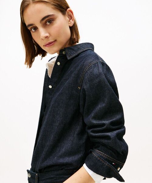 TOMMY HILFIGER(トミーヒルフィガー)の「ピュアデニムロングスリーブリラックスシャツ(シャツ/ブラウス・レディース・インディゴブルー・32inch/34inch/36inch)」の2枚目の写真
